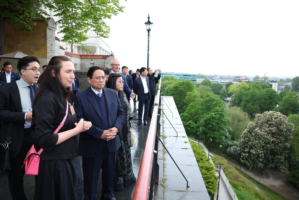 Thủ tướng Phạm Minh Chính và Phu nhân tham quan phố cổ Tallinn, Estonia - Ảnh 5.