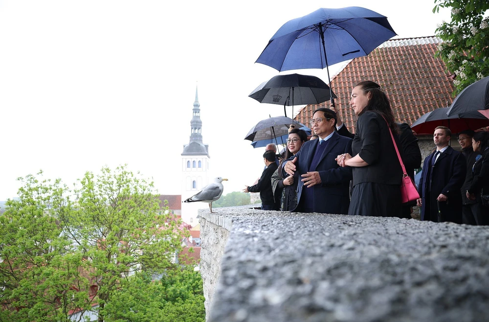 Thủ tướng Phạm Minh Chính và Phu nhân tham quan phố cổ Tallinn, Estonia - Ảnh 4.