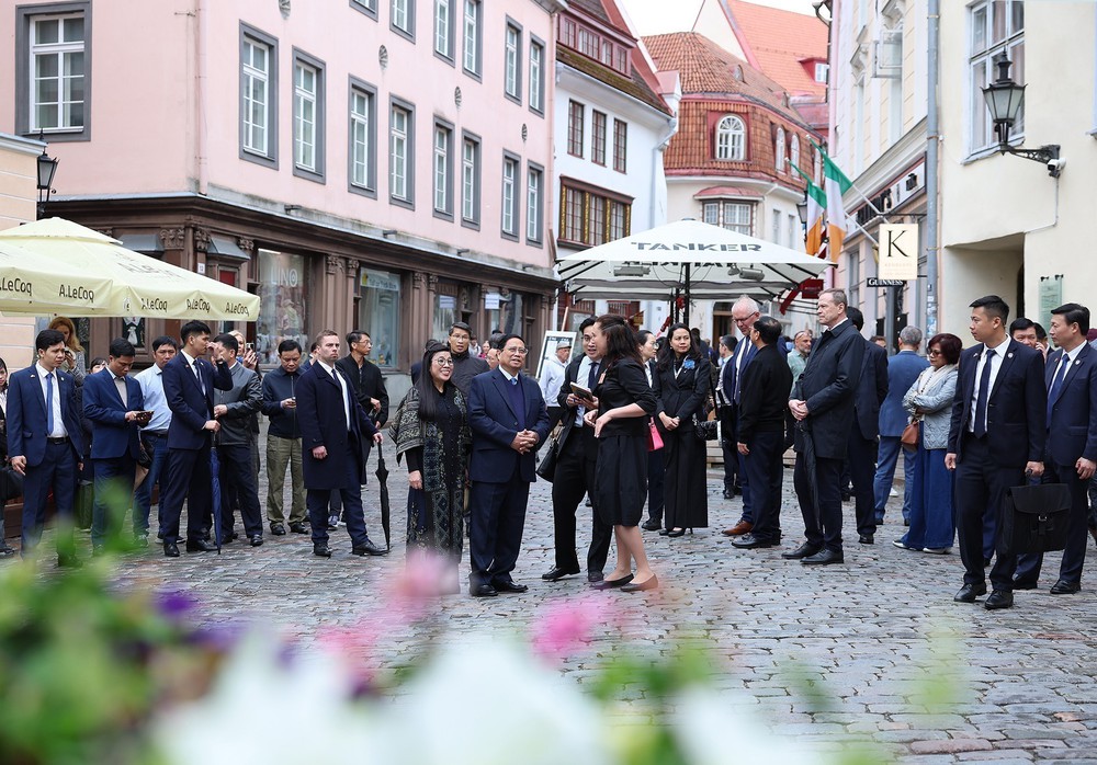 Thủ tướng Phạm Minh Chính và Phu nhân tham quan phố cổ Tallinn, Estonia - Ảnh 8.