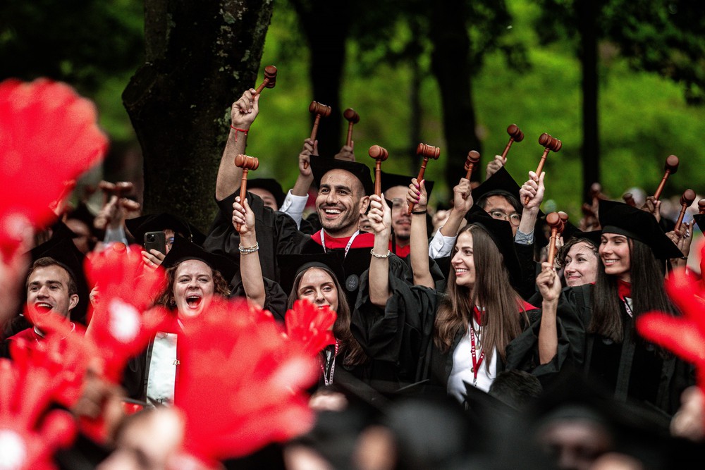 Tổng thống Mỹ ký sắc lệnh hạn chế cấp visa cho sinh viên quốc tế tới Harvard - Ảnh 1.