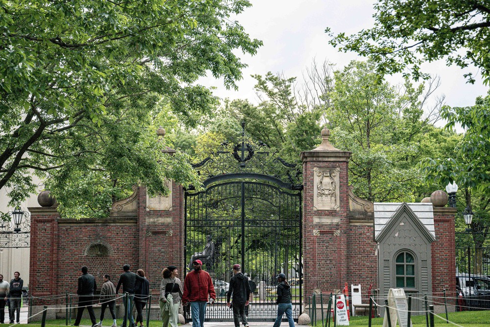 Tổng thống Mỹ ký sắc lệnh hạn chế cấp visa cho sinh viên quốc tế tới Harvard - Ảnh 2.