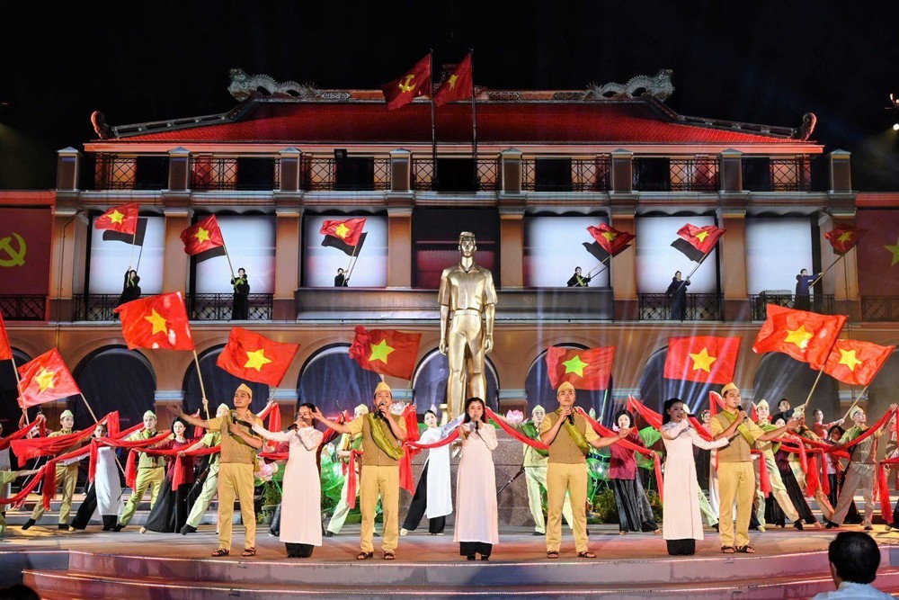 Chương trình nghệ thuật &quot;Hành trình thế kỷ&quot; Ngày Bác Hồ ra đi tìm đường cứu nước - Ảnh 1.