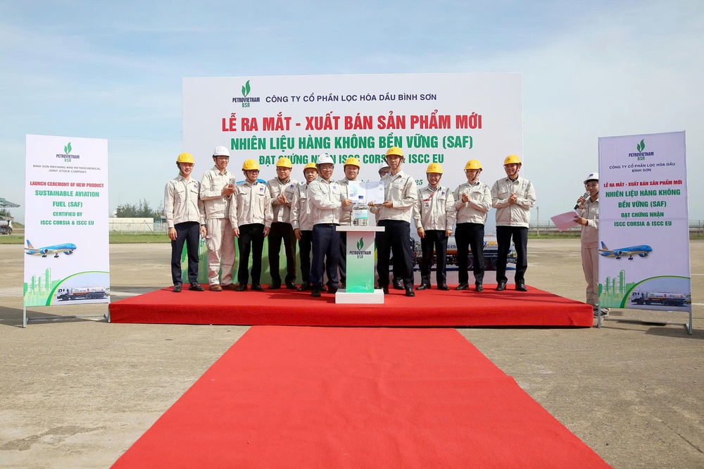 Lọc hóa dầu Bình Sơn (Quảng Ngãi) ra mắt sản phẩm Nhiên liệu hàng không bền vững (SAF) - Ảnh 1.
