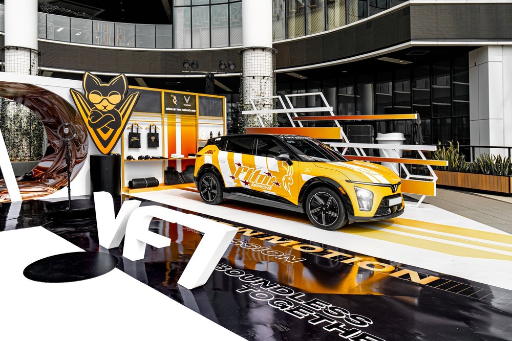 Dấu ấn &quot;đường phố&quot; của VinFast VF 7 tại sự kiện &quot;Art in Motion&quot; - Ảnh 1.