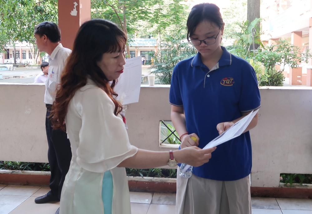 Hơn 76.000 thí sinh Thành phố Hồ Chí Minh thi lớp 10 công lập - Ảnh 1. Hơn 76.000 thí sinh Thành phố Hồ Chí Minh thi lớp 10 công lập - Ảnh 1.