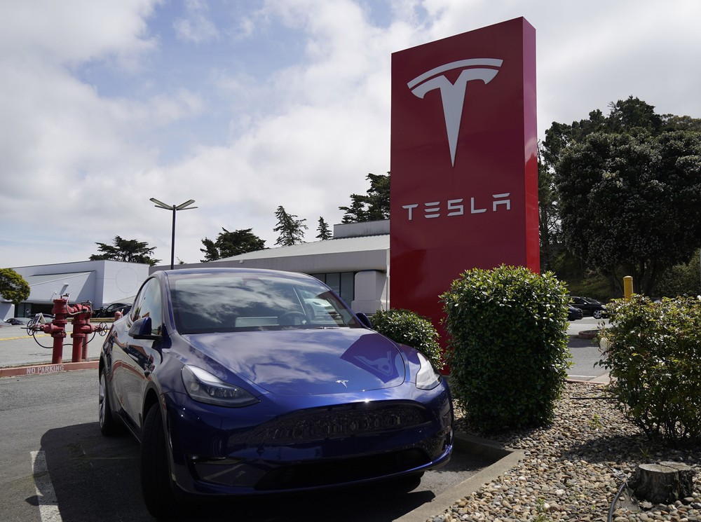 Tesla hứng đòn khi mối quan hệ giữa CEO với Tổng thống Trump rạn nứt - Ảnh 1. Tesla hứng đòn khi mối quan hệ giữa CEO với Tổng thống Trump rạn nứt - Ảnh 1.