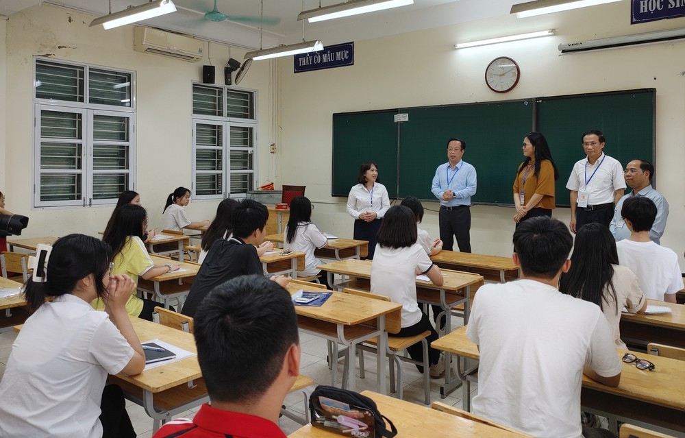 Kỳ thi vào lớp 10 công lập: Nghiêm túc nhưng không gây áp lực với thí sinh - Ảnh 2.