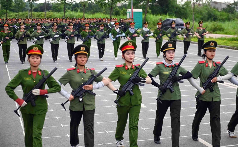 Chiến sĩ Công an nỗ lực tập luyện cho Lễ diễu binh mừng 80 năm Quốc khánh 2/9 - Ảnh 10.