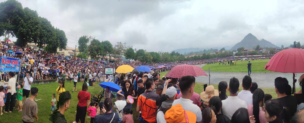 Sôi động giải đua ngựa truyền thống Bắc Hà: Khi khán giả còn đông hơn V-League - Ảnh 1.