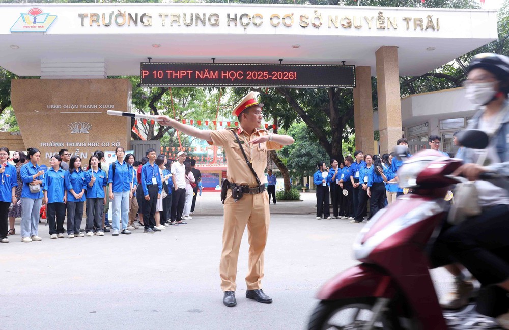 Công an Hà Nội đảm bảo TTATGT phục vụ kỳ thi tuyển sinh vào lớp 10 - Ảnh 1. Công an Hà Nội đảm bảo TTATGT phục vụ kỳ thi tuyển sinh vào lớp 10 - Ảnh 1.