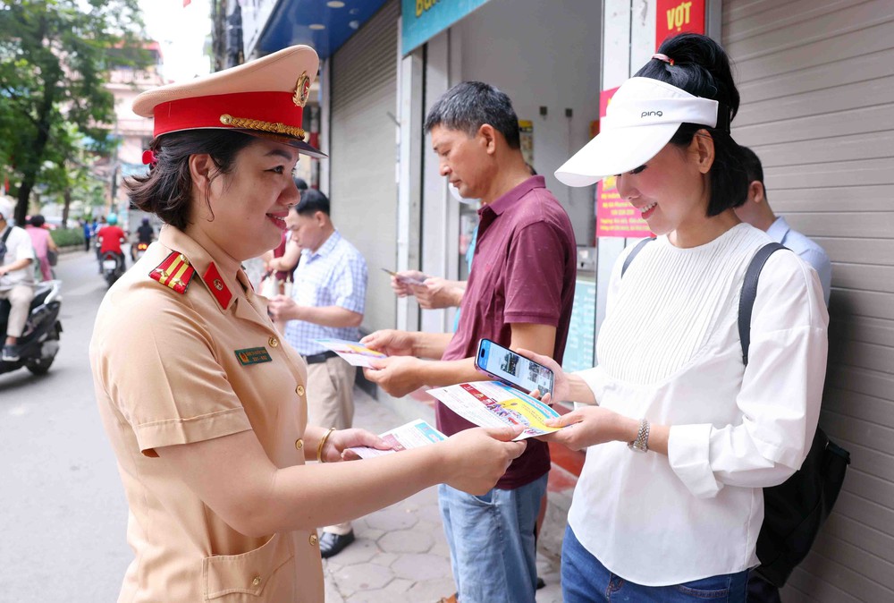 Công an Hà Nội đảm bảo TTATGT phục vụ kỳ thi tuyển sinh vào lớp 10 - Ảnh 3. Công an Hà Nội đảm bảo TTATGT phục vụ kỳ thi tuyển sinh vào lớp 10 - Ảnh 3.