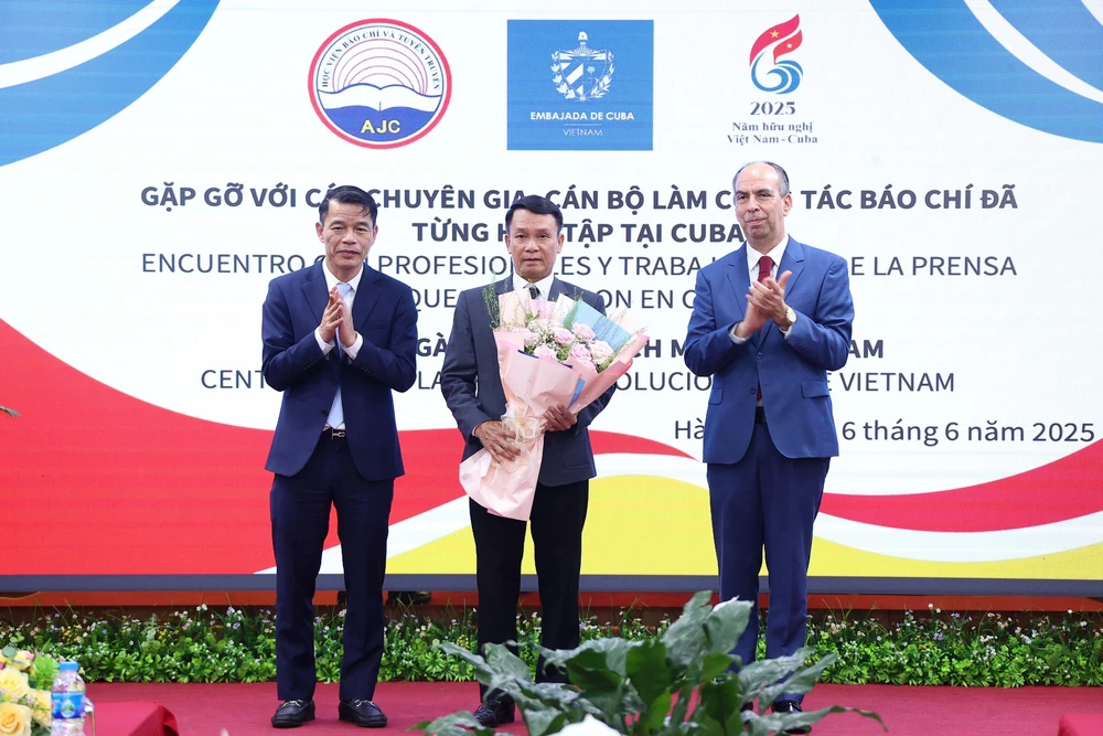 vnapotalgapmatcaccanbonhabaocuavietnamtunghoctapcongtactaicuba8076664-17492607725101753741670.jpg