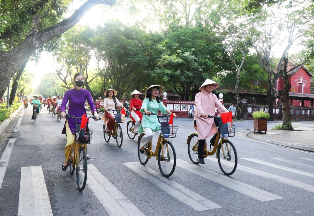Ngắm hình ảnh "Áo dài qua phố" tuyệt đẹp trong buổi sáng Cố đô Huế - Ảnh 3. Ngắm hình ảnh "Áo dài qua phố" tuyệt đẹp trong buổi sáng Cố đô Huế - Ảnh 3.