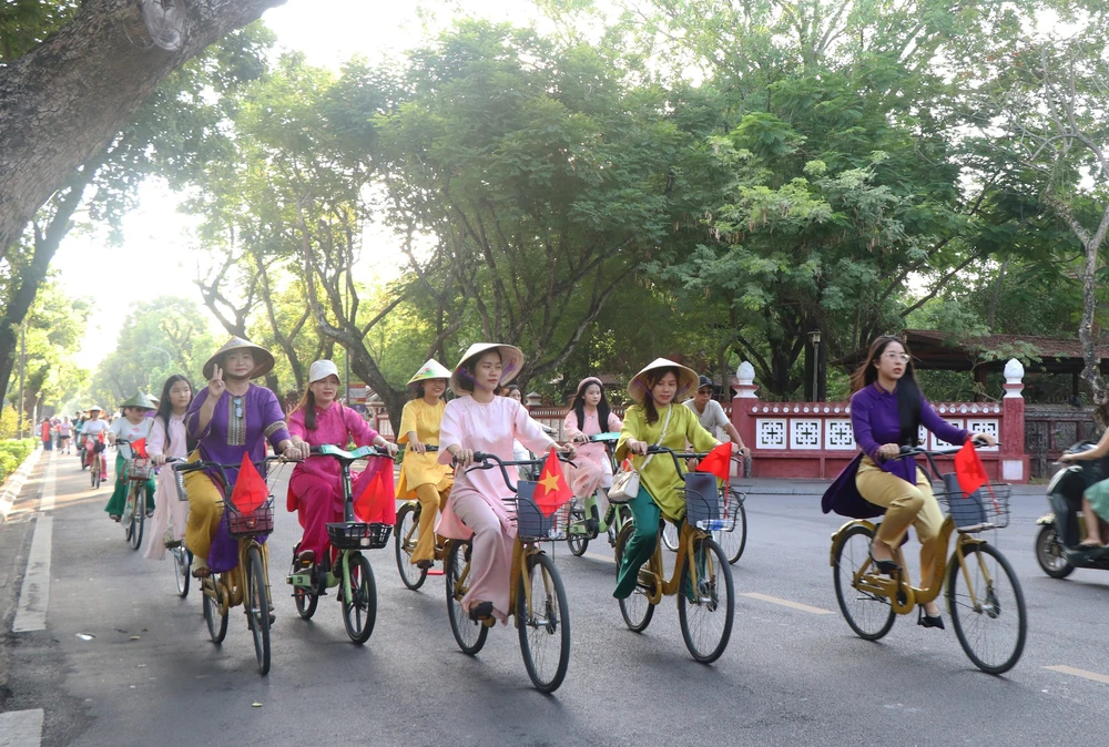 Ngắm hình ảnh "Áo dài qua phố" tuyệt đẹp trong buổi sáng Cố đô Huế - Ảnh 2. Ngắm hình ảnh "Áo dài qua phố" tuyệt đẹp trong buổi sáng Cố đô Huế - Ảnh 2.