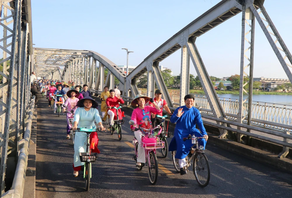 Ngắm hình ảnh "Áo dài qua phố" tuyệt đẹp trong buổi sáng Cố đô Huế - Ảnh 6. Ngắm hình ảnh "Áo dài qua phố" tuyệt đẹp trong buổi sáng Cố đô Huế - Ảnh 6.
