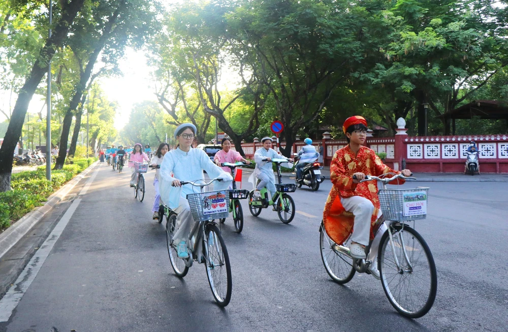 Ngắm hình ảnh "Áo dài qua phố" tuyệt đẹp trong buổi sáng Cố đô Huế - Ảnh 5. Ngắm hình ảnh "Áo dài qua phố" tuyệt đẹp trong buổi sáng Cố đô Huế - Ảnh 5.