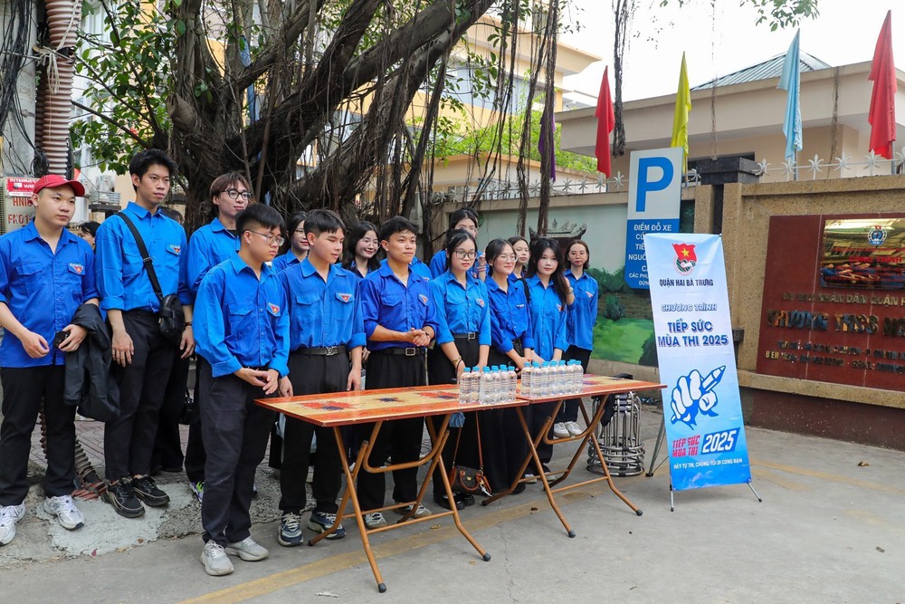 Lực lượng tiếp sức mùa thi lớp 10 THPT 2025 tại Hà Nội - Ảnh 3.