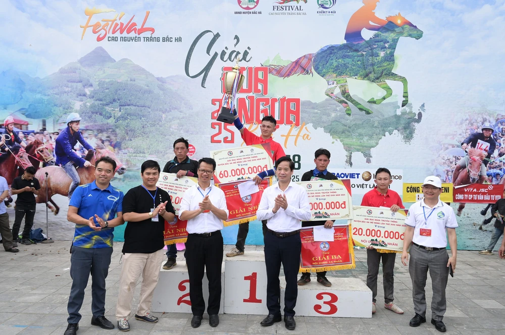 Sôi nổi giải đua ngựa truyền thống trên Cao nguyên trắng Bắc Hà 2025 - Ảnh 2. Sôi nổi giải đua ngựa truyền thống trên Cao nguyên trắng Bắc Hà 2025 - Ảnh 2.