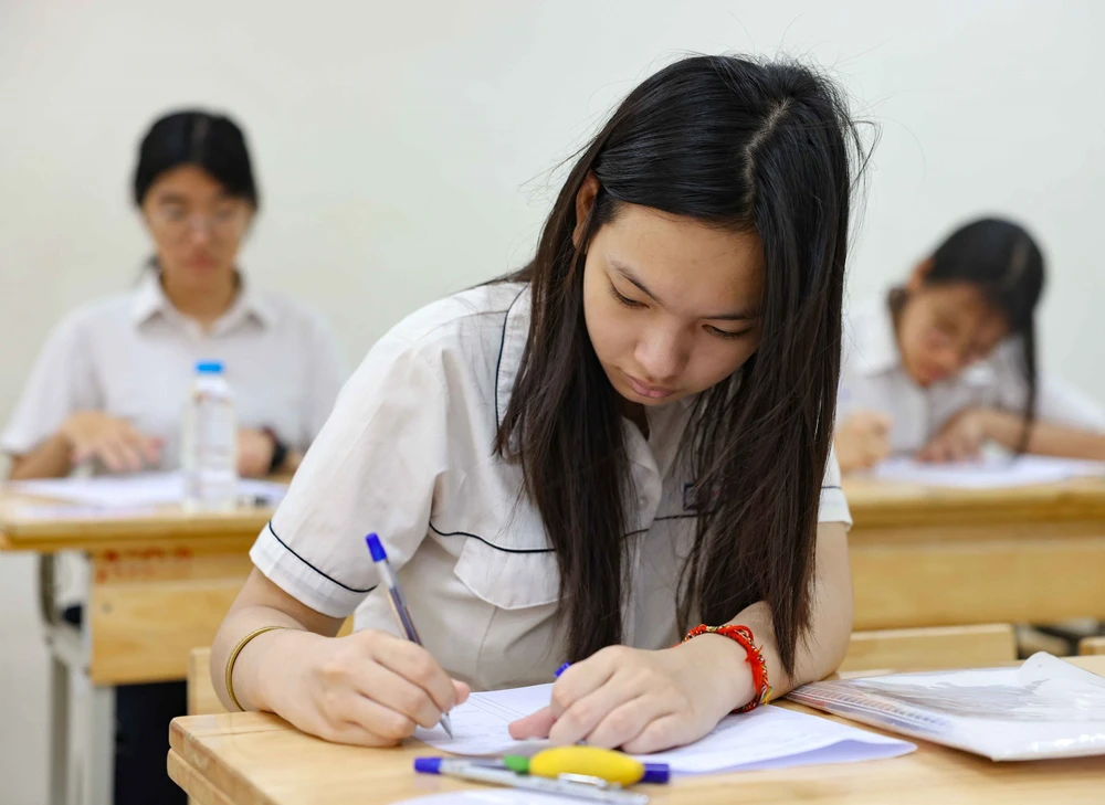 Hình ảnh thí sinh Hà Nội bắt đầu kỳ thi tuyển sinh vào lớp 10 - Ảnh 14. Hình ảnh thí sinh Hà Nội bắt đầu kỳ thi tuyển sinh vào lớp 10 - Ảnh 14.
