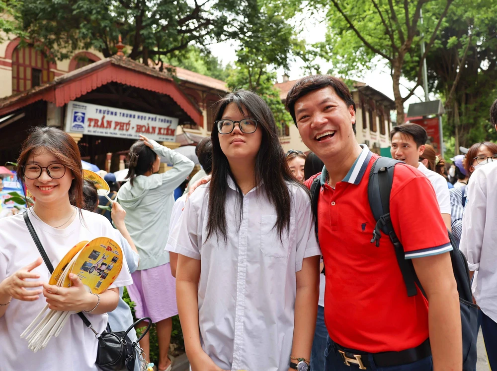 Hình ảnh thí sinh Hà Nội bước vào kỳ thi tuyển sinh vào lớp 10 - Ảnh 22. Hình ảnh thí sinh Hà Nội bước vào kỳ thi tuyển sinh vào lớp 10 - Ảnh 22.