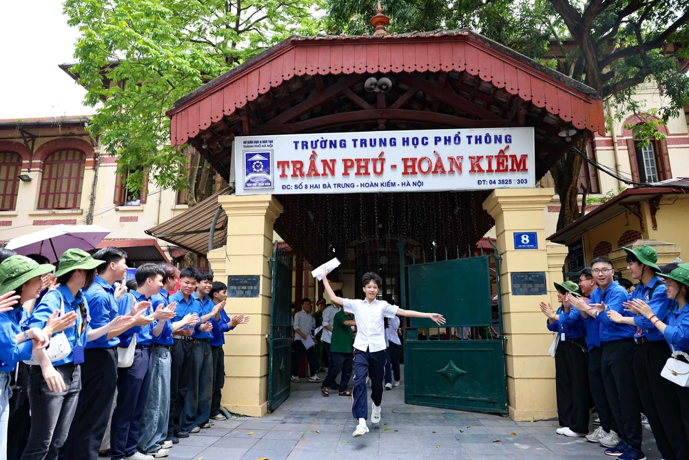Hình ảnh thí sinh Hà Nội bước vào kỳ thi tuyển sinh vào lớp 10 - Ảnh 18. Hình ảnh thí sinh Hà Nội bước vào kỳ thi tuyển sinh vào lớp 10 - Ảnh 18.