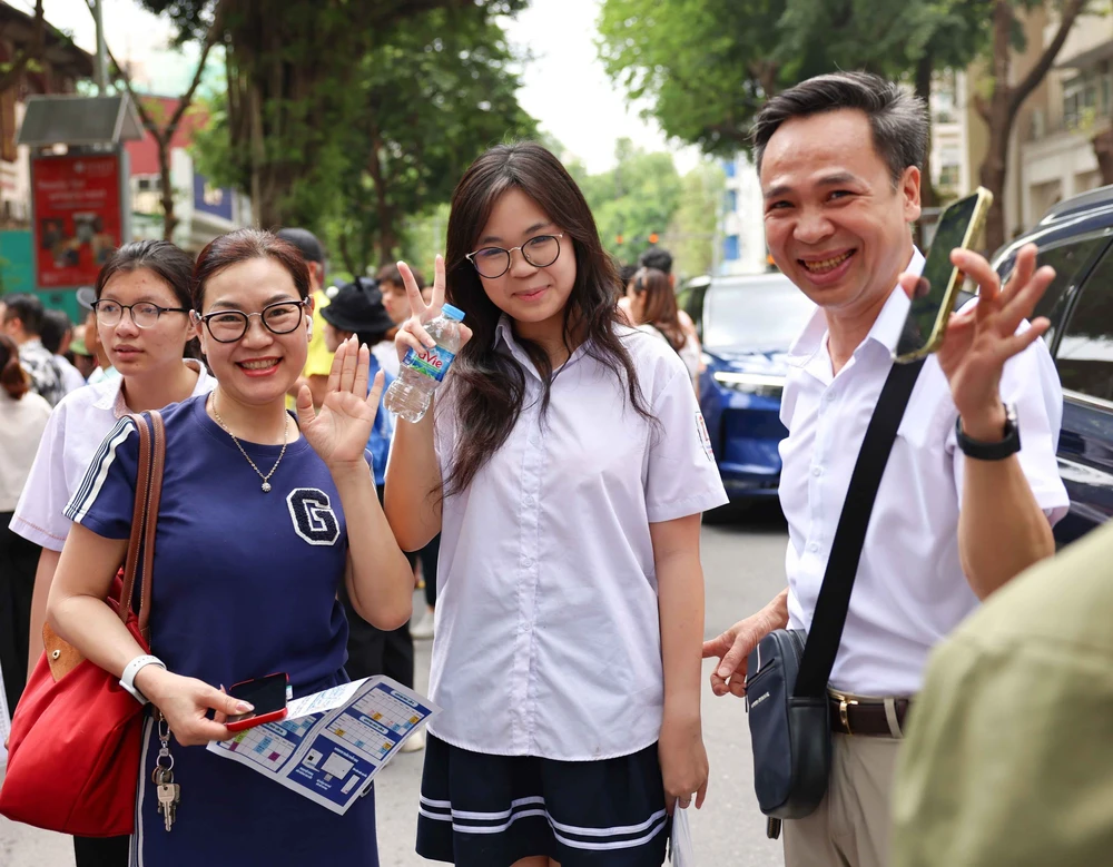Hình ảnh thí sinh Hà Nội bước vào kỳ thi tuyển sinh vào lớp 10 - Ảnh 21. Hình ảnh thí sinh Hà Nội bước vào kỳ thi tuyển sinh vào lớp 10 - Ảnh 21.