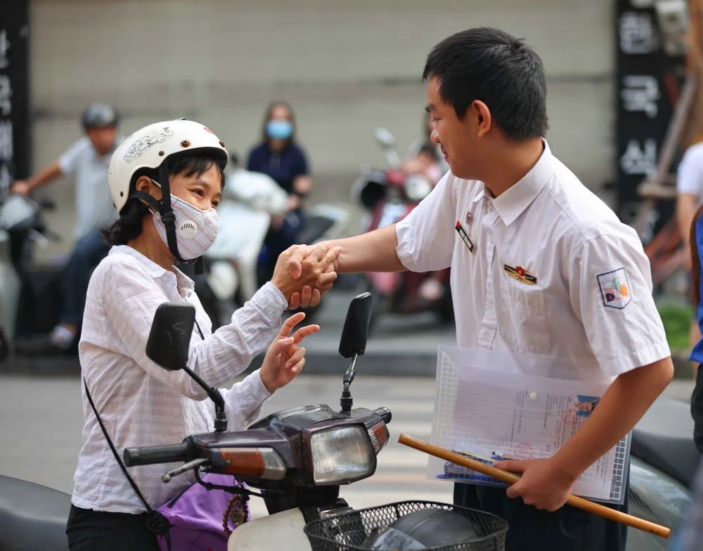 Thí sinh Hà Nội bước vào môn thi đầu tiên Kỳ thi tuyển sinh vào lớp 10 công lập - Ảnh 3. Thí sinh Hà Nội bước vào môn thi đầu tiên Kỳ thi tuyển sinh vào lớp 10 công lập - Ảnh 3.