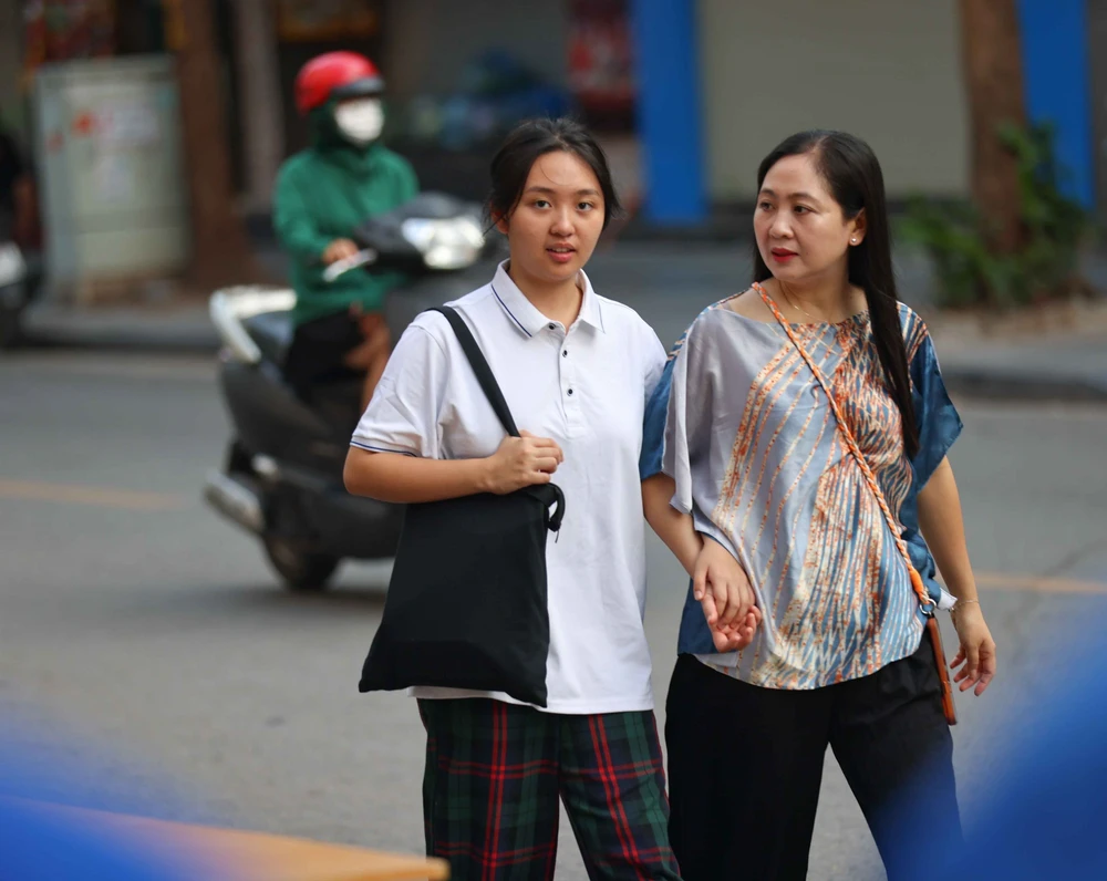 Thí sinh Hà Nội bước vào môn thi đầu tiên Kỳ thi tuyển sinh vào lớp 10 công lập - Ảnh 2. Thí sinh Hà Nội bước vào môn thi đầu tiên Kỳ thi tuyển sinh vào lớp 10 công lập - Ảnh 2.