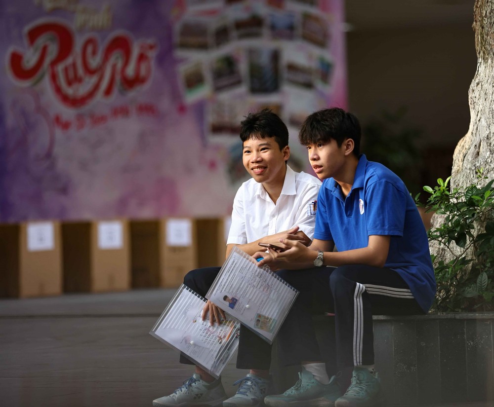 Thí sinh Hà Nội bước vào môn thi đầu tiên Kỳ thi tuyển sinh vào lớp 10 công lập - Ảnh 1. Thí sinh Hà Nội bước vào môn thi đầu tiên Kỳ thi tuyển sinh vào lớp 10 công lập - Ảnh 1.