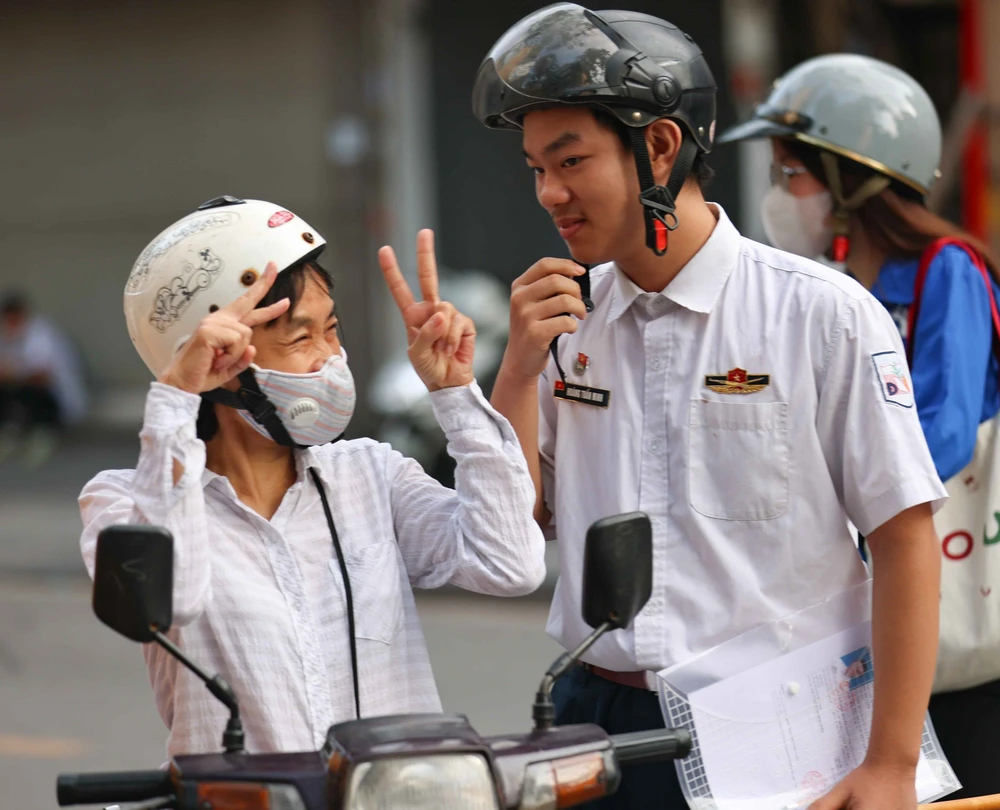 Thí sinh Hà Nội bước vào môn thi đầu tiên Kỳ thi tuyển sinh vào lớp 10 công lập - Ảnh 5. Thí sinh Hà Nội bước vào môn thi đầu tiên Kỳ thi tuyển sinh vào lớp 10 công lập - Ảnh 5.