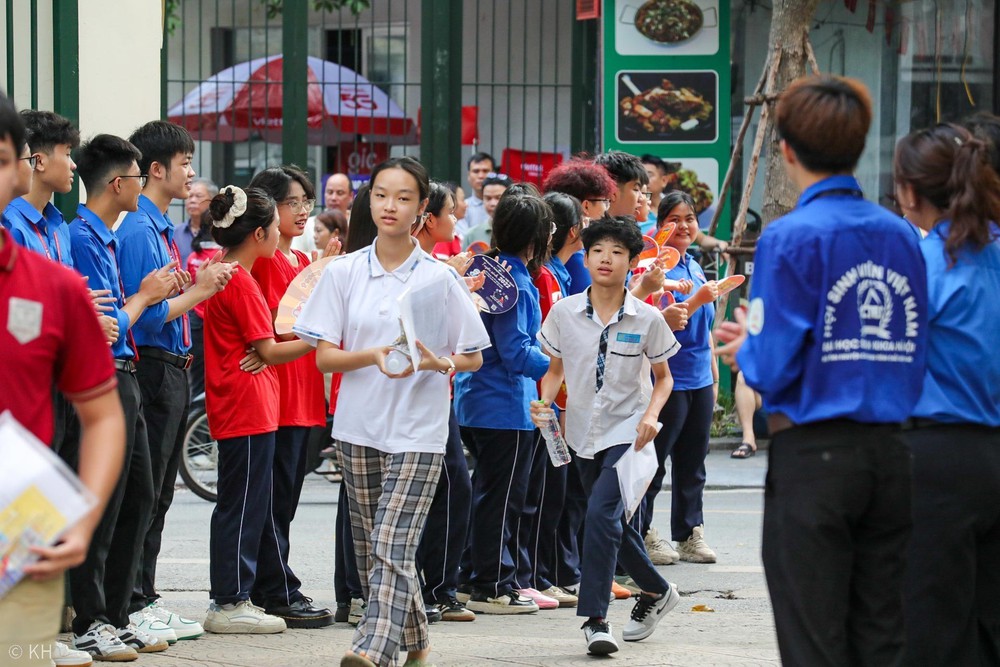 Hình ảnh thí sinh Hà Nội bắt đầu kỳ thi tuyển sinh vào lớp 10 - Ảnh 6. Hình ảnh thí sinh Hà Nội bắt đầu kỳ thi tuyển sinh vào lớp 10 - Ảnh 6.