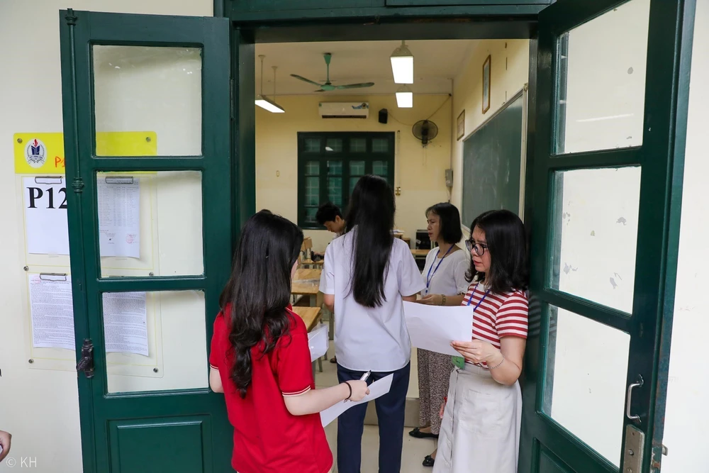 Hình ảnh thí sinh Hà Nội bắt đầu kỳ thi tuyển sinh vào lớp 10 - Ảnh 7. Hình ảnh thí sinh Hà Nội bắt đầu kỳ thi tuyển sinh vào lớp 10 - Ảnh 7.