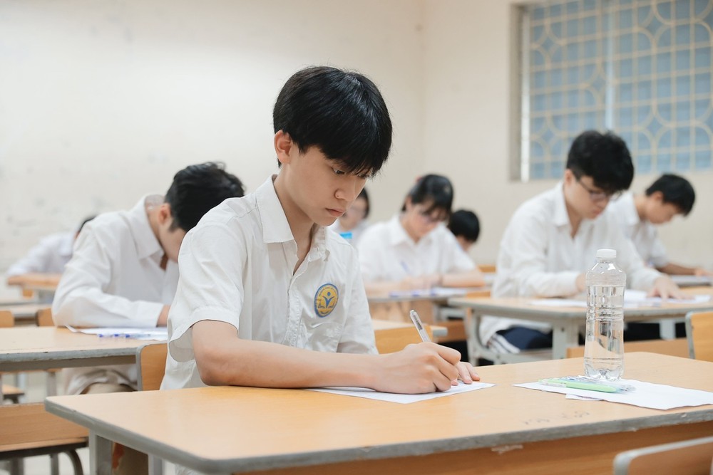Hình ảnh thí sinh Hà Nội bắt đầu kỳ thi tuyển sinh vào lớp 10 - Ảnh 10. Hình ảnh thí sinh Hà Nội bắt đầu kỳ thi tuyển sinh vào lớp 10 - Ảnh 10.