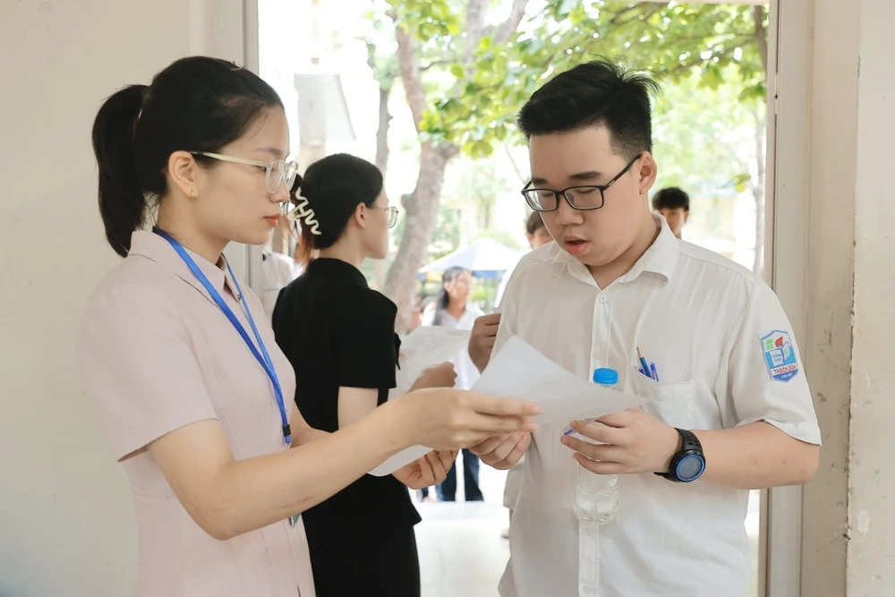 Hình ảnh thí sinh Hà Nội bắt đầu kỳ thi tuyển sinh vào lớp 10 - Ảnh 8. Hình ảnh thí sinh Hà Nội bắt đầu kỳ thi tuyển sinh vào lớp 10 - Ảnh 8.