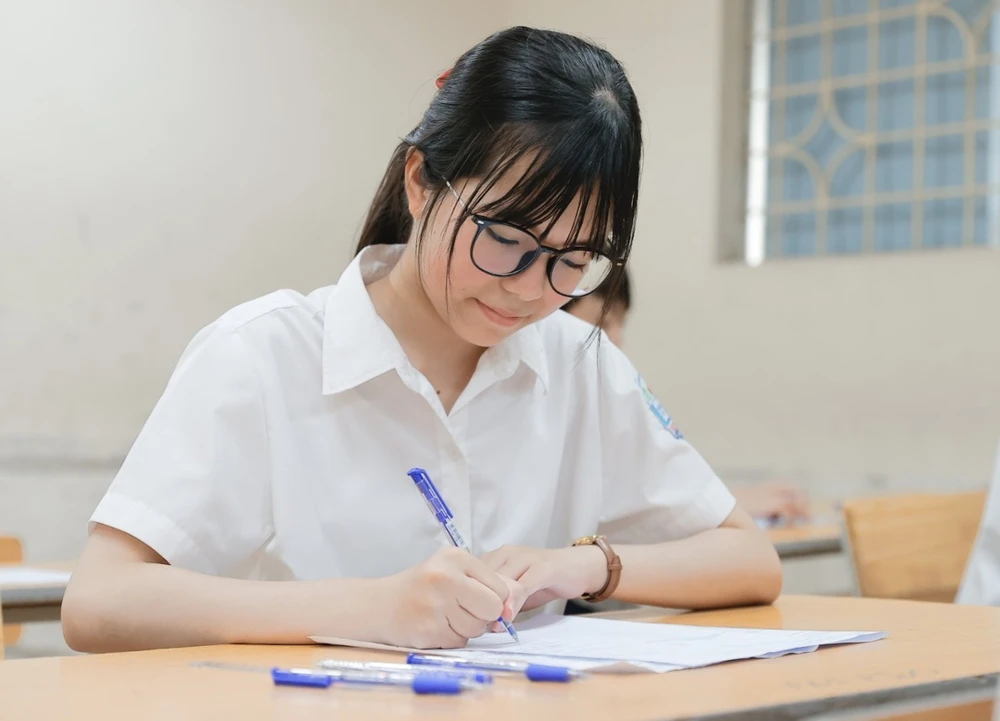 Hình ảnh thí sinh Hà Nội bắt đầu kỳ thi tuyển sinh vào lớp 10 - Ảnh 11. Hình ảnh thí sinh Hà Nội bắt đầu kỳ thi tuyển sinh vào lớp 10 - Ảnh 11.
