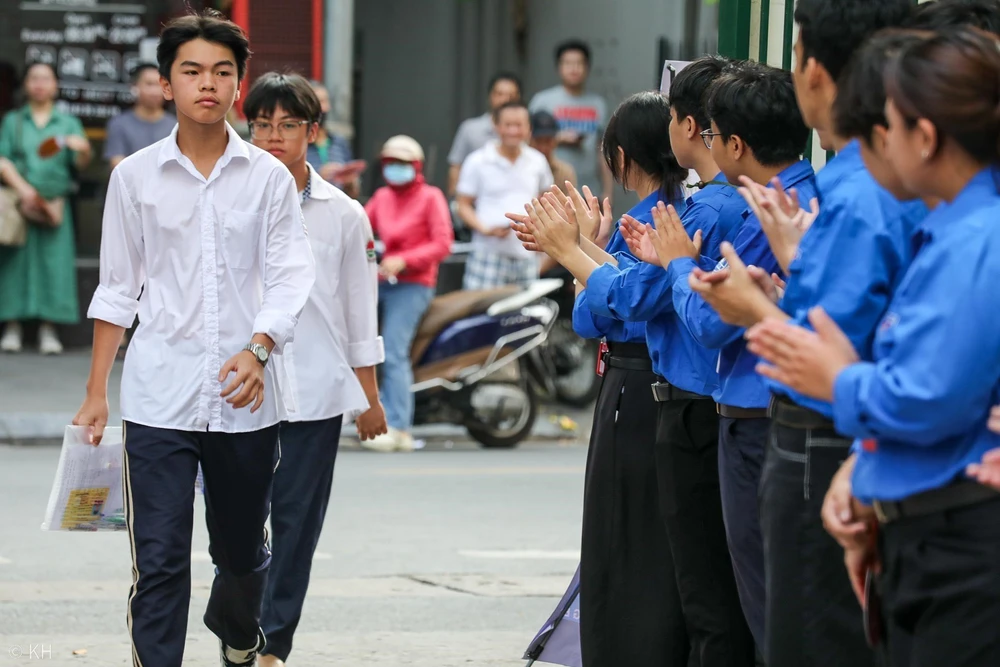 Hình ảnh thí sinh Hà Nội bắt đầu kỳ thi tuyển sinh vào lớp 10 - Ảnh 7. Hình ảnh thí sinh Hà Nội bắt đầu kỳ thi tuyển sinh vào lớp 10 - Ảnh 7.
