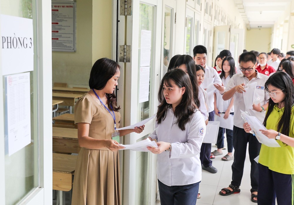 Hình ảnh thí sinh Hà Nội bước vào kỳ thi tuyển sinh vào lớp 10 - Ảnh 24. Hình ảnh thí sinh Hà Nội bước vào kỳ thi tuyển sinh vào lớp 10 - Ảnh 24.