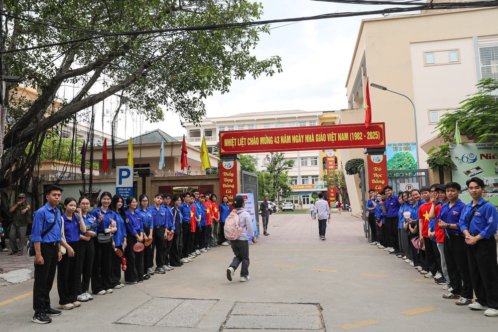 Hình ảnh thí sinh Hà Nội bước vào kỳ thi tuyển sinh vào lớp 10 - Ảnh 23. Hình ảnh thí sinh Hà Nội bước vào kỳ thi tuyển sinh vào lớp 10 - Ảnh 23.