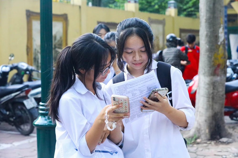 Hình ảnh thí sinh Hà Nội bước vào kỳ thi tuyển sinh vào lớp 10 - Ảnh 26. Hình ảnh thí sinh Hà Nội bước vào kỳ thi tuyển sinh vào lớp 10 - Ảnh 26.