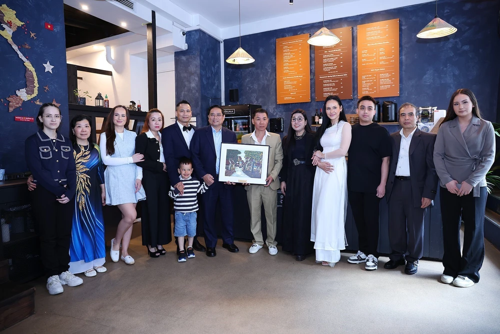 Thủ tướng thăm gia đình đa văn hoá và gặp gỡ cộng đồng người Việt Nam tại Estonia - Ảnh 4.