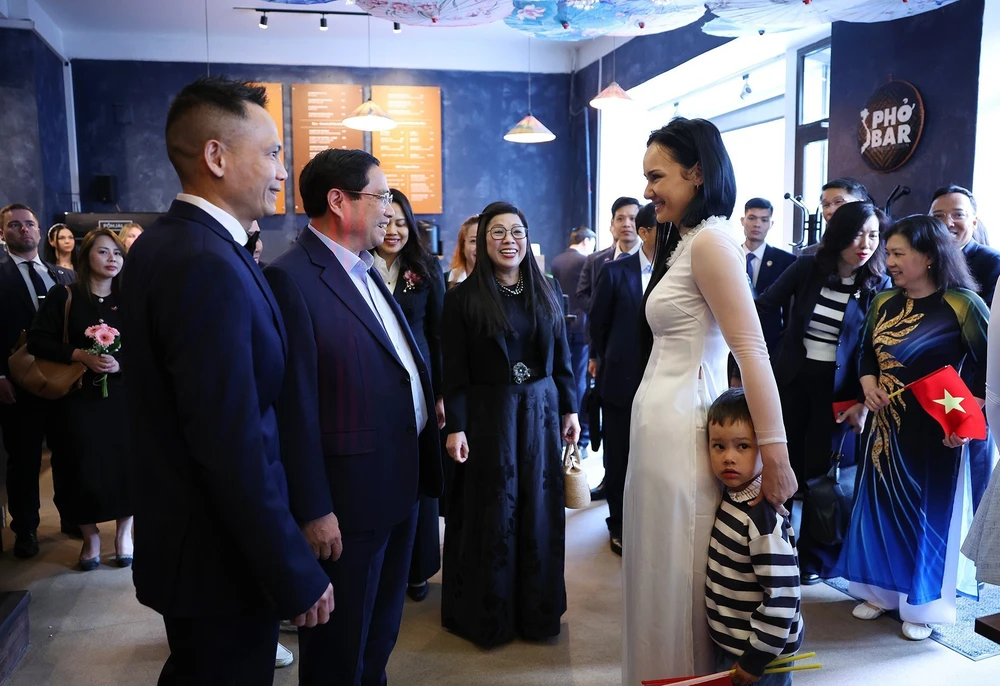 Thủ tướng thăm gia đình đa văn hoá và gặp gỡ cộng đồng người Việt Nam tại Estonia - Ảnh 2.