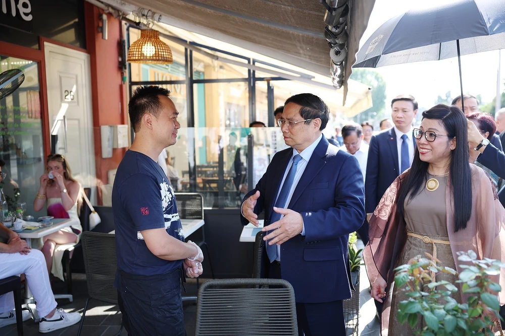 Thủ tướng Phạm Minh Chính thăm gia đình người Việt Nam tại Pháp - Ảnh 2.