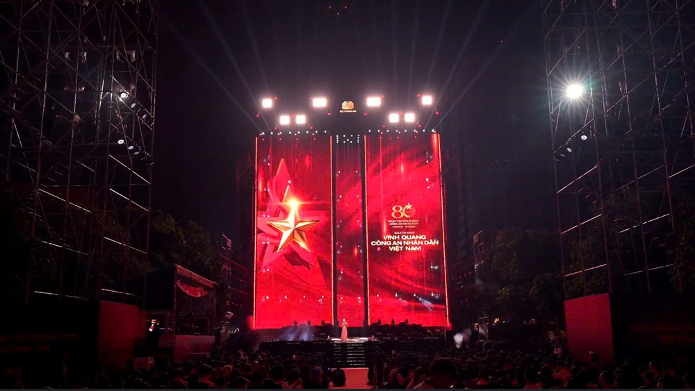Hào hùng gala âm nhạc &quot;Vinh quang Công an nhân dân Việt Nam&quot; - Ảnh 1.
