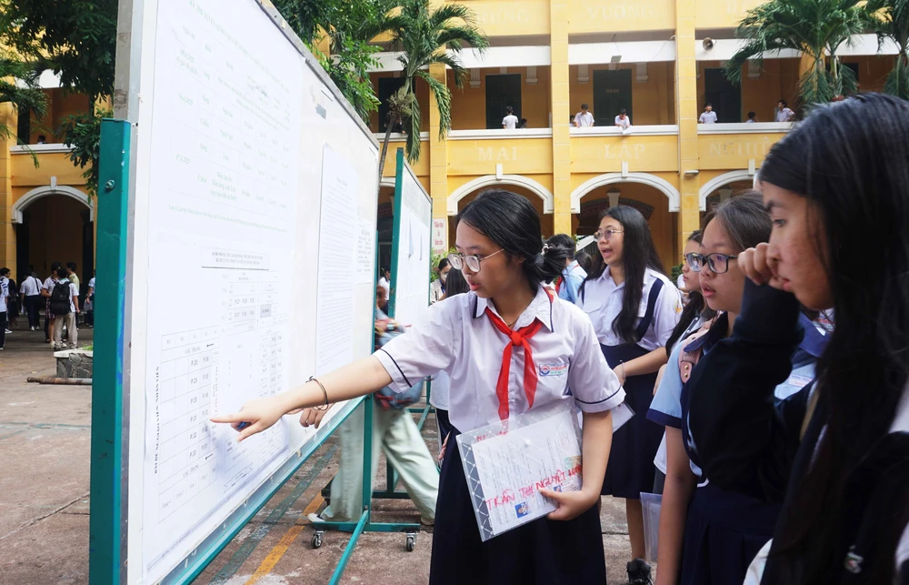 Sáng nay (8/6), thí sinh làm bài thi Toán vào lớp 10 tại Hà Nội - Ảnh 1.