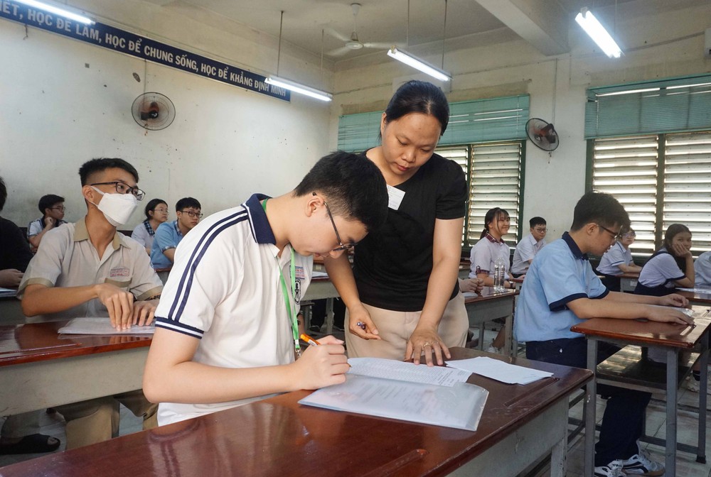 Sáng nay (8/6), thí sinh làm bài thi Toán vào lớp 10 tại Hà Nội - Ảnh 2.