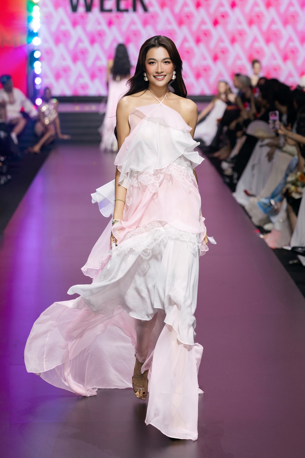 Kim Duyên, Hương Giang “Vivavivu” cùng NTK Adrian Anh Tuấn  - Ảnh 2.