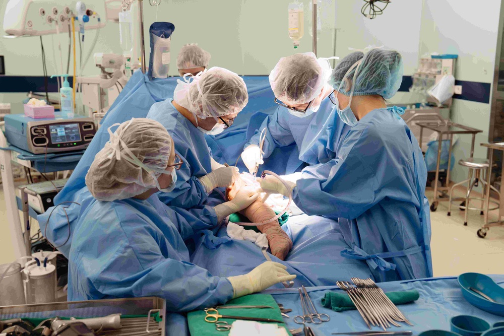 Vinmec lần đầu thay toàn bộ xương đùi cho bệnh nhi ung thư nhỏ tuổi nhất thế giới - Ảnh 1.
