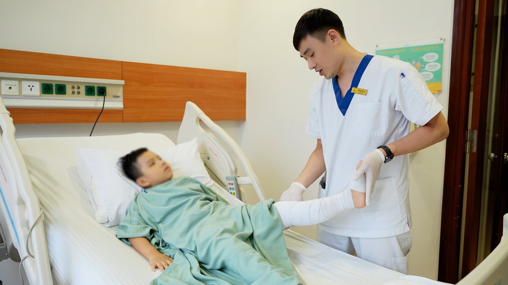 Vinmec lần đầu thay toàn bộ xương đùi cho bệnh nhi ung thư nhỏ tuổi nhất thế giới - Ảnh 3.