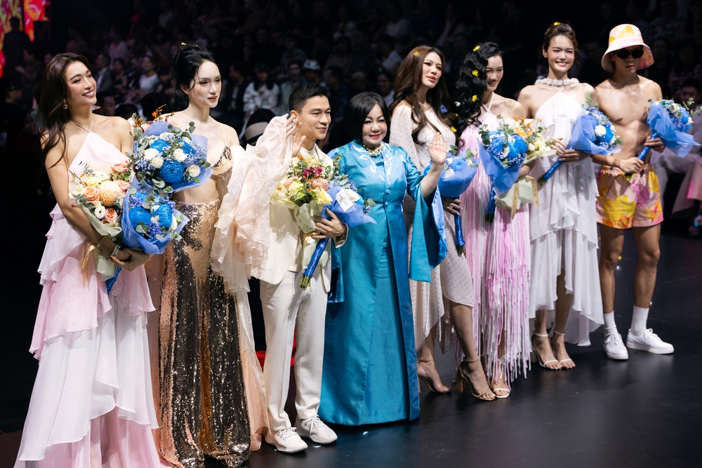 Kim Duyên, Hương Giang “Vivavivu” cùng NTK Adrian Anh Tuấn  - Ảnh 6.