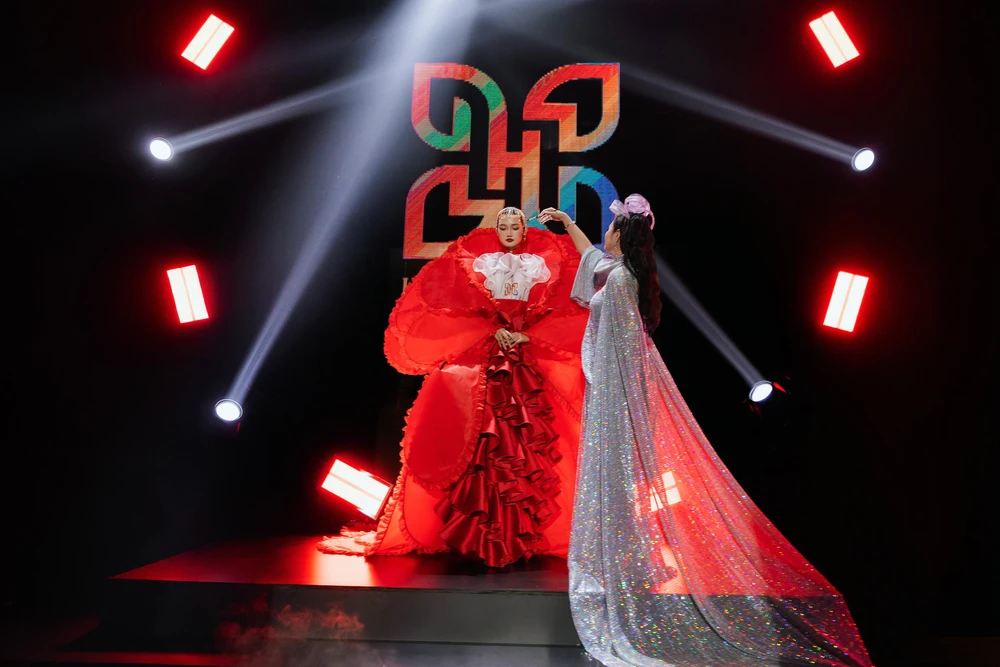 "Rose of The Dawn" - Màn chào sân mãn nhãn của NTK Thanh Hương Bùi tại AVIFW 2025 - Ảnh 2. "Rose of The Dawn" - Màn chào sân mãn nhãn của NTK Thanh Hương Bùi tại AVIFW 2025 - Ảnh 2.
